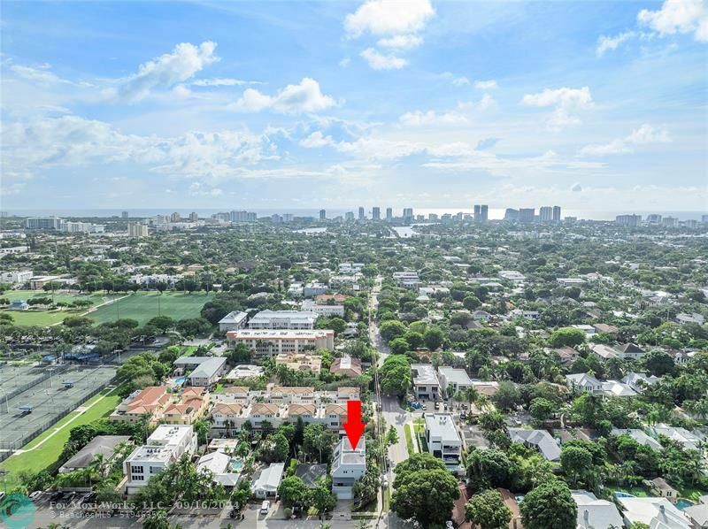 Property Photo:  600 NE 10th Ave  FL 33304 