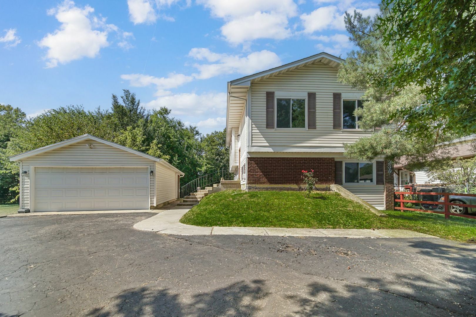 Property Photo:  239 Essex Court  IL 60440 