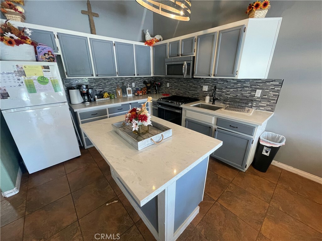 Property Photo:  603 Calle Del Sol Street  CA 93307 