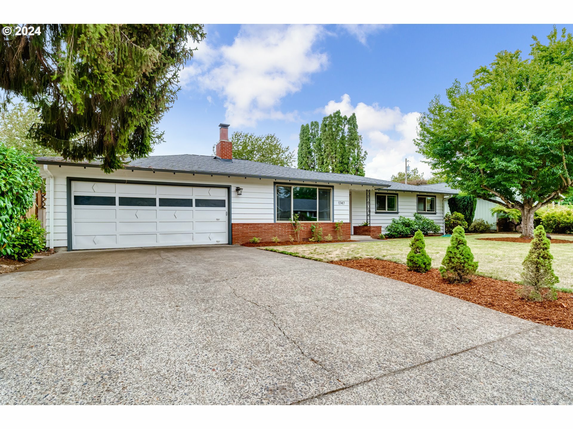 Property Photo: 1747 Ridgefield St OR 97404