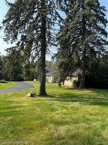 Property Photo:  2570 Lahser Road  MI 48302 