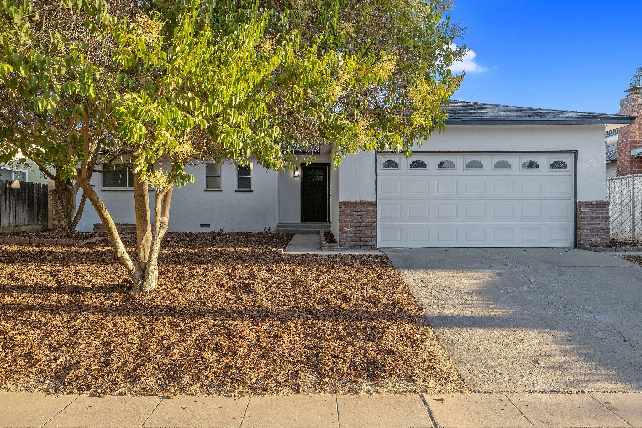 Property Photo:  2407 E Acacia Avenue  CA 93726 