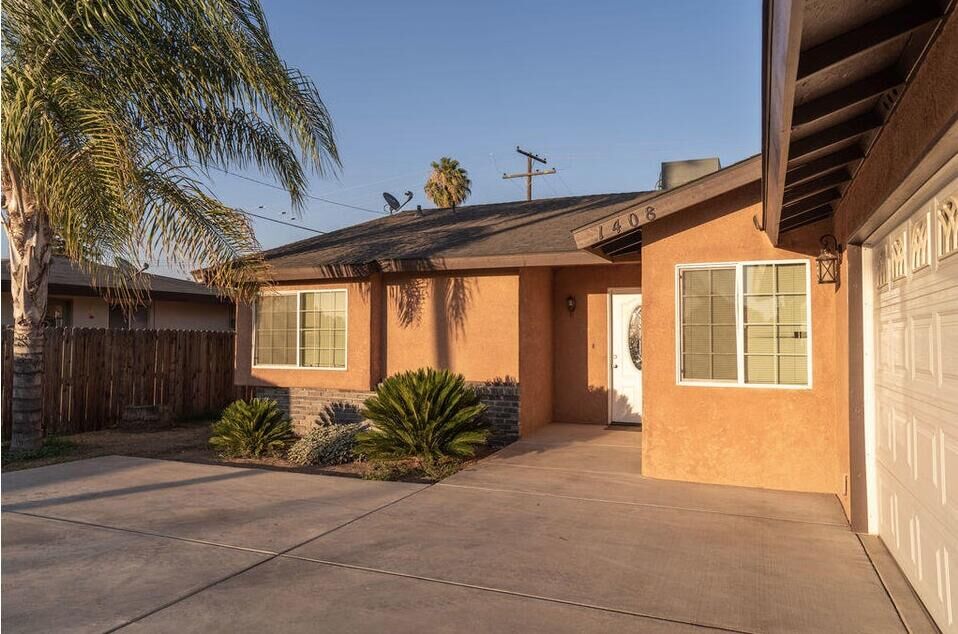 Property Photo: 1408 S Crestview Street CA 93257