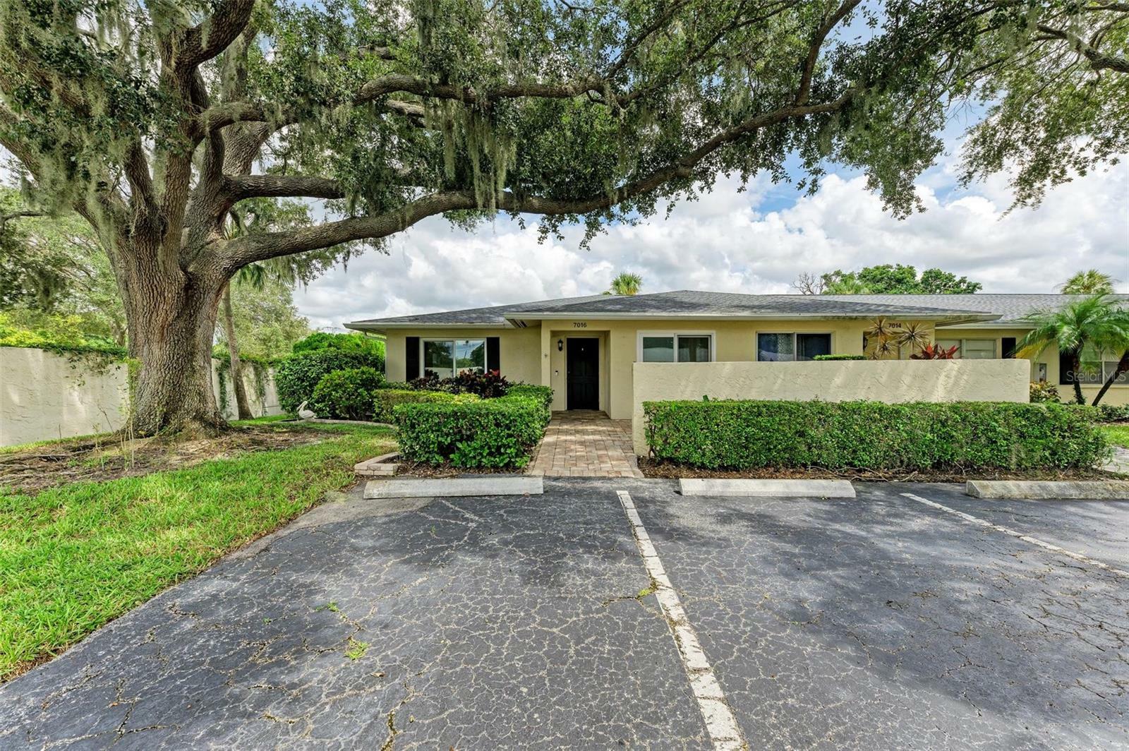 Property Photo:  7016 W Country Club Drive N  FL 34243 