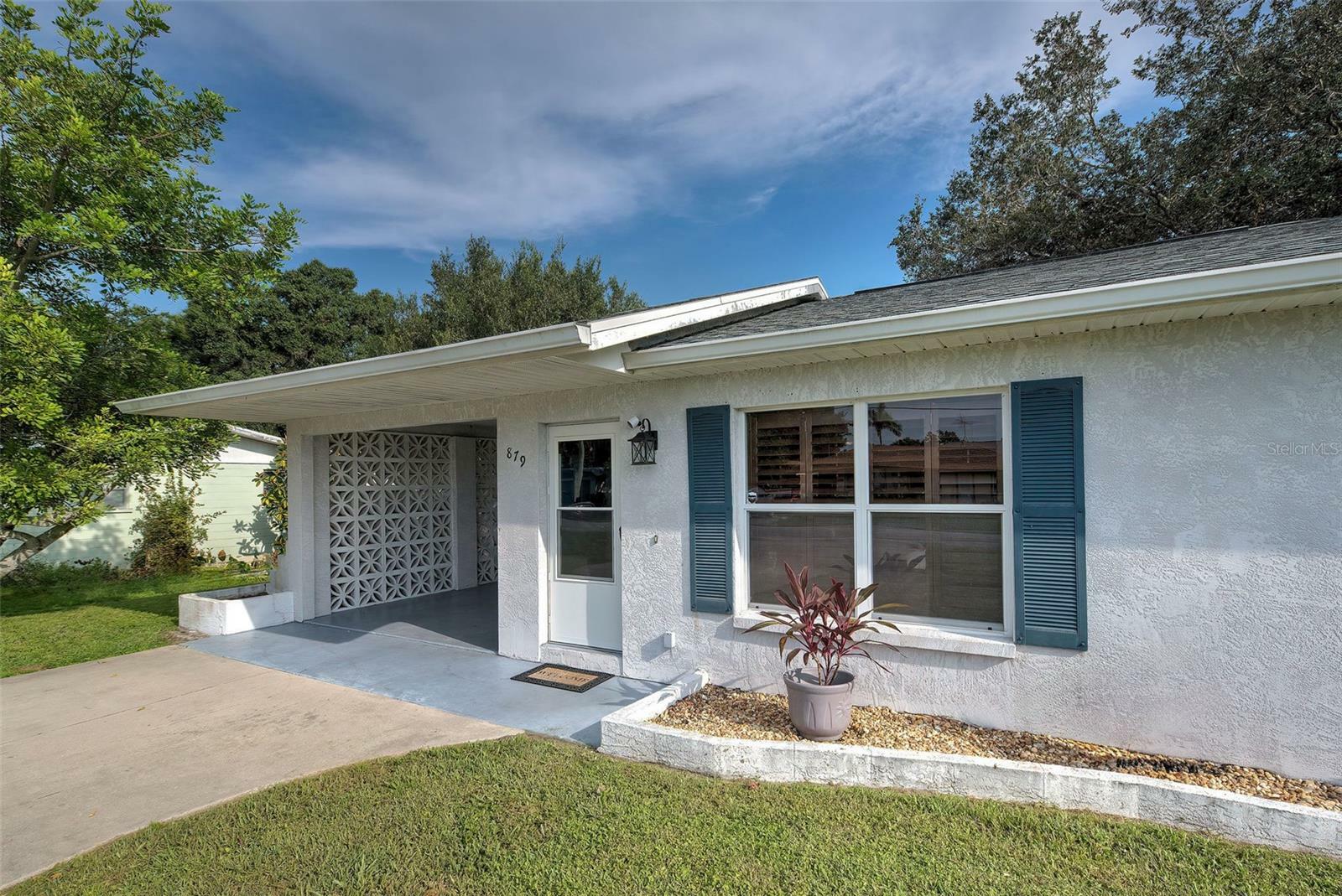 Property Photo:  879 E Seminole Drive  FL 34293 