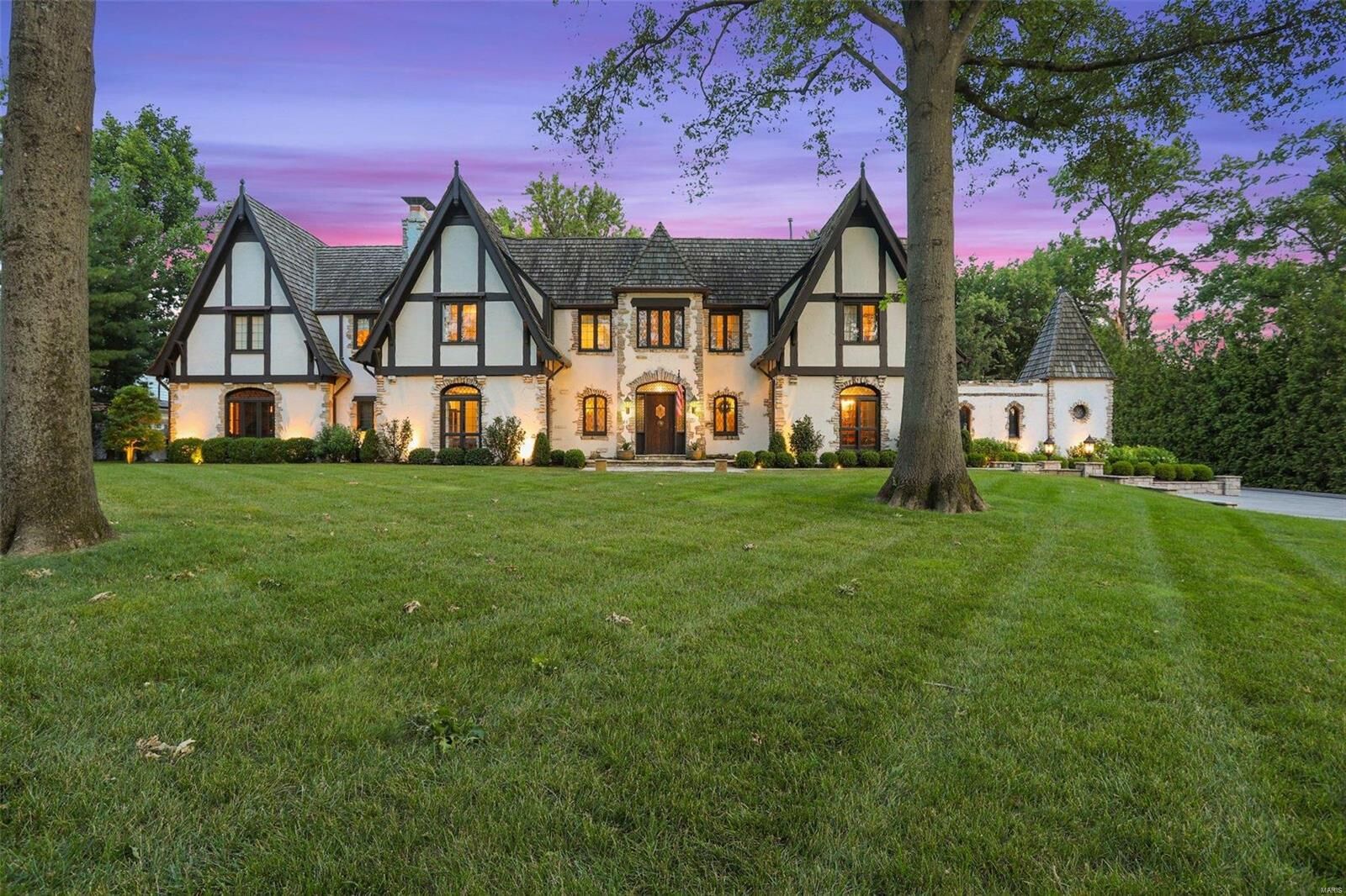Property Photo: 28 Clermont Lane MO 63124