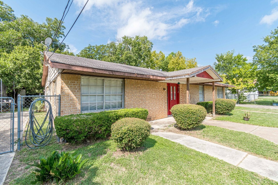 Property Photo:  607 Bramhall Street  TX 78644 