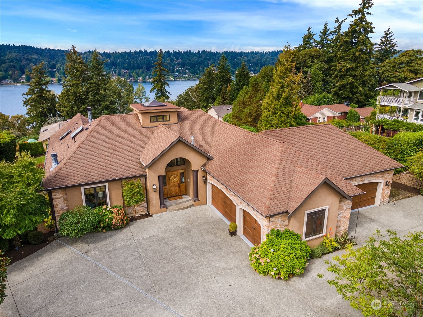 Property Photo:  6435  Lake Washington Boulevard SE  WA 98056 