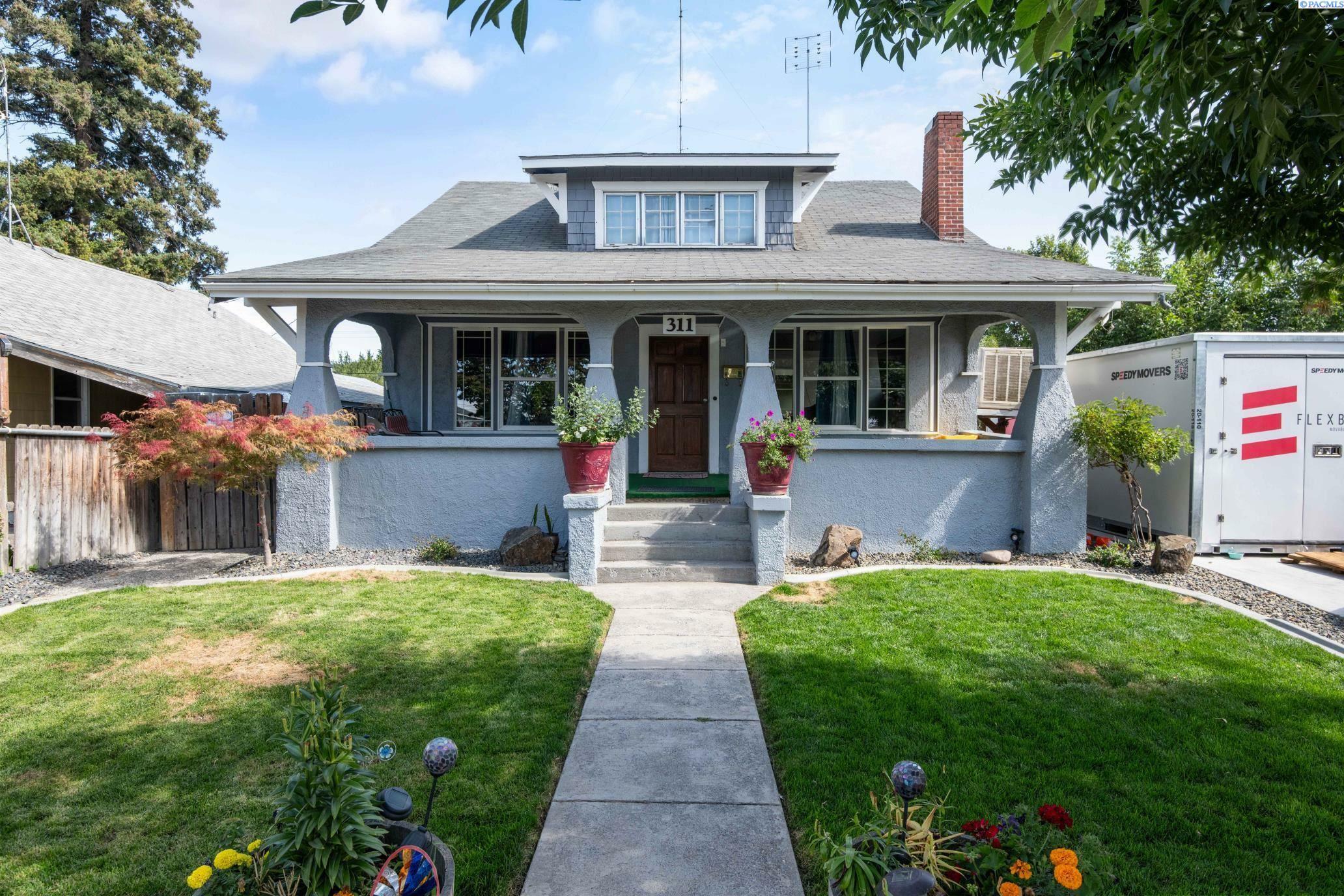 Property Photo:  311 Ash St  WA 98930 