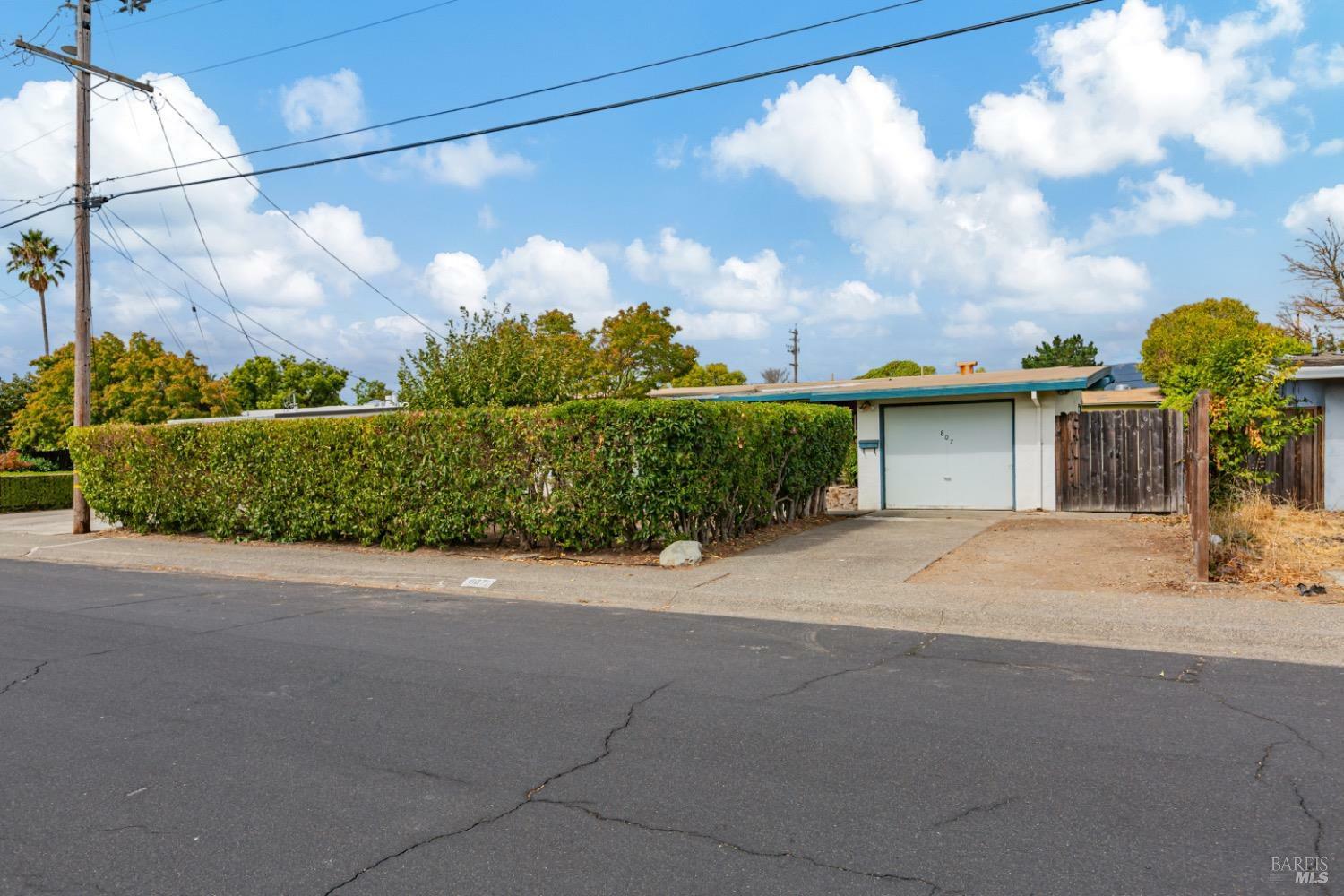 Property Photo:  807 Rincon Way  CA 94903 