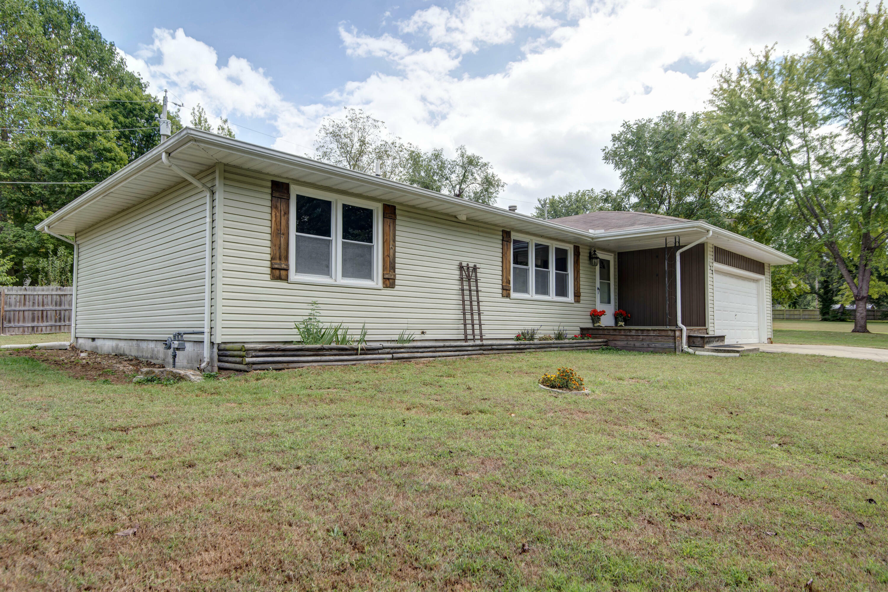 Property Photo:  622 Mark Street  MO 65781 