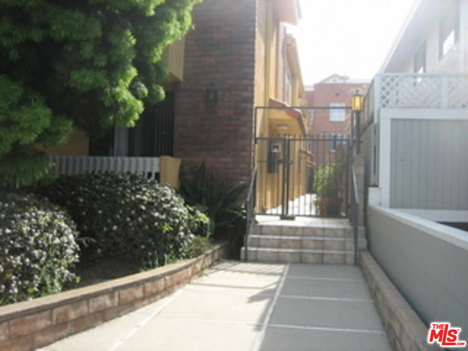 Property Photo:  1010   4th St 1  CA 90403 