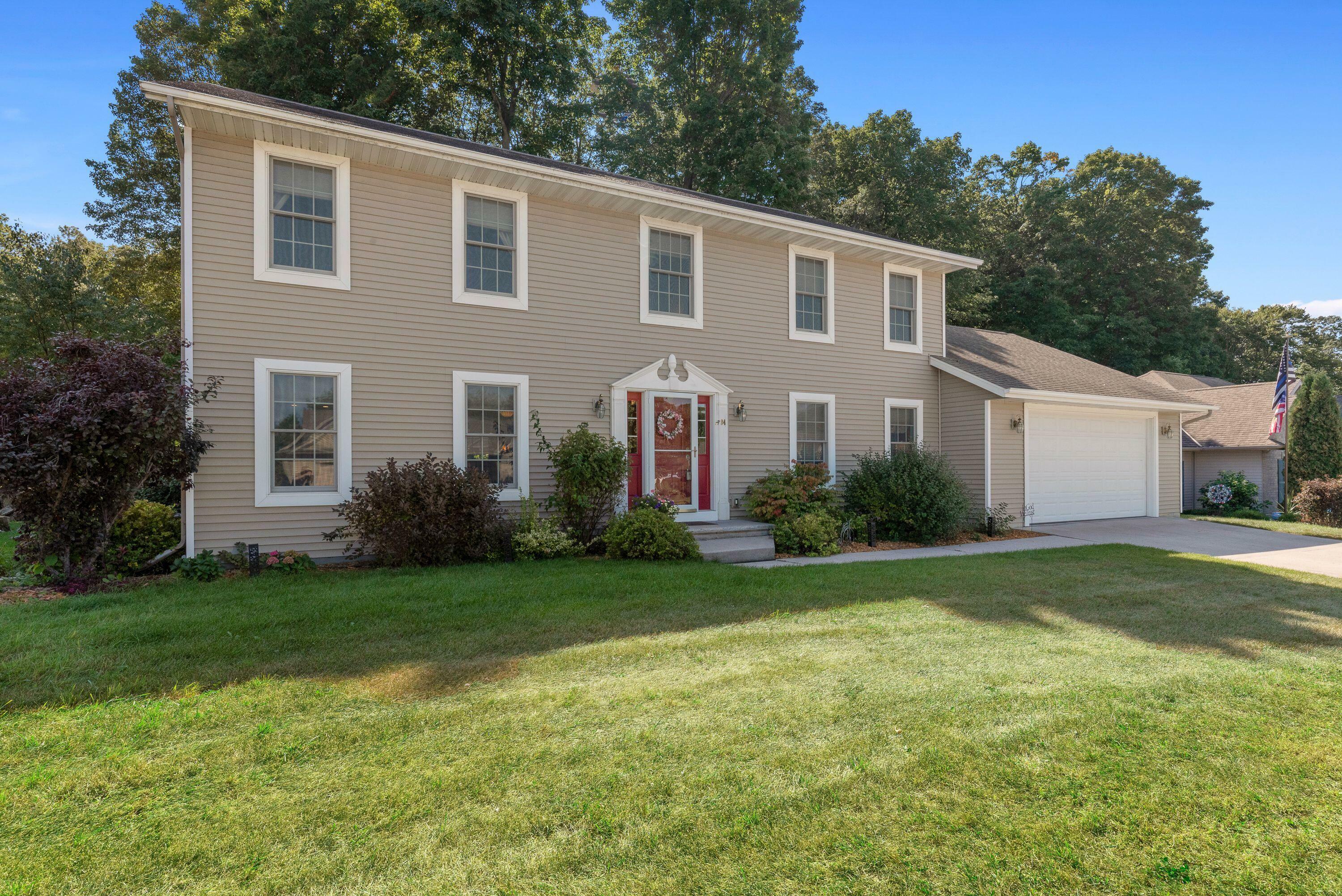 Property Photo:  94 King Oak Ct  WI 53075 