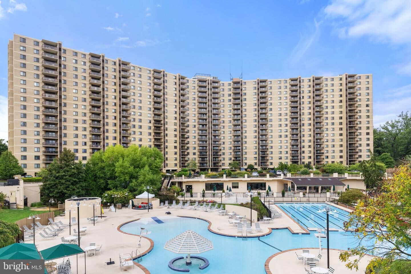 Property Photo:  307 Yoakum Parkway 1517  VA 22304 