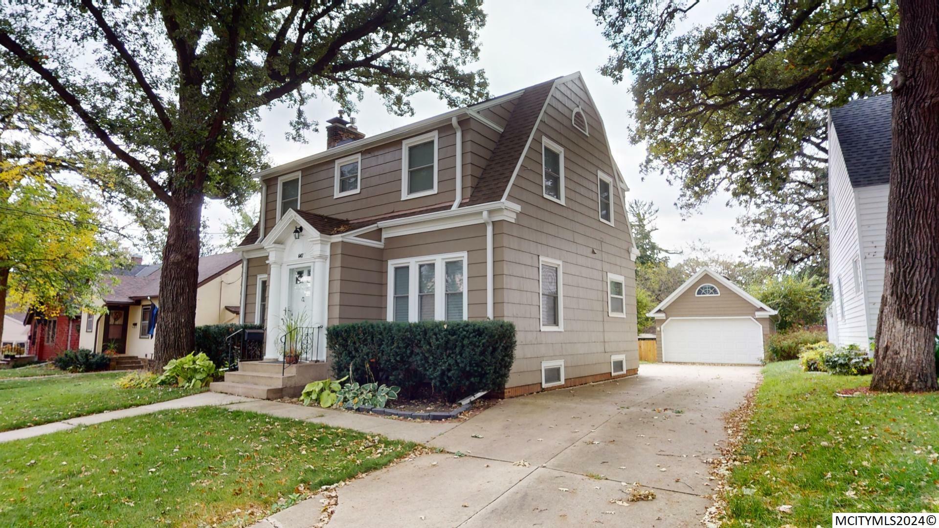 Property Photo:  647 9th NE  IA 50401 