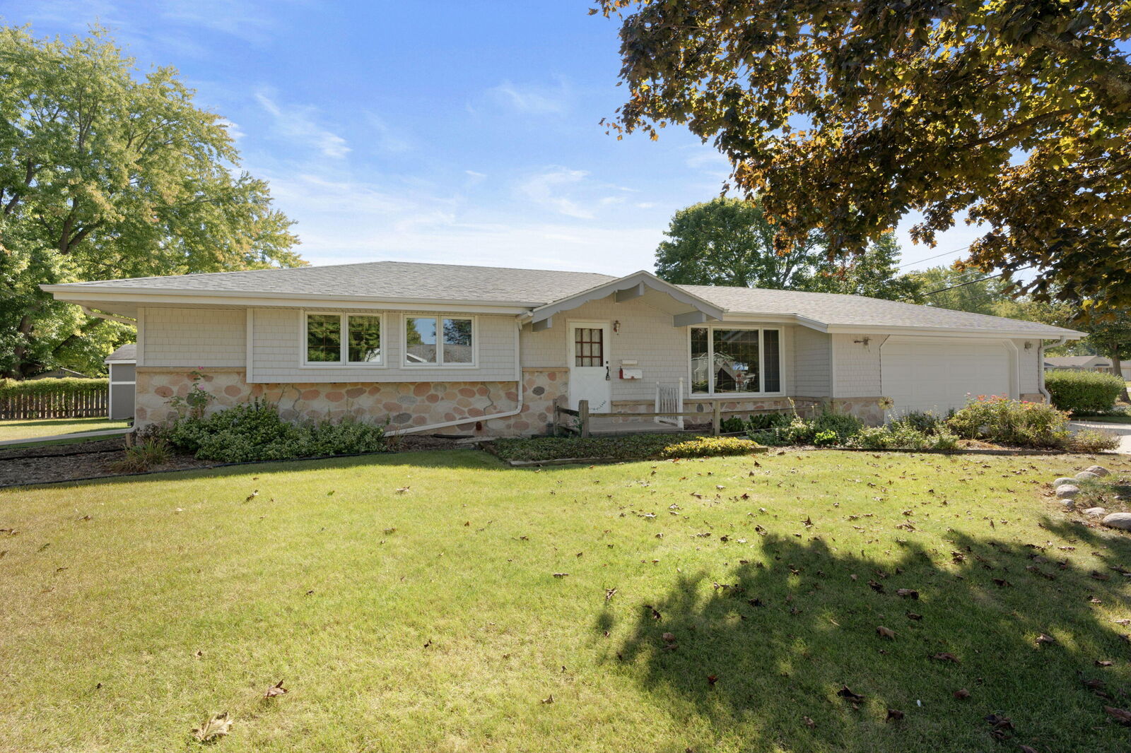 Property Photo: 6200 N Alberta Ln WI 53217