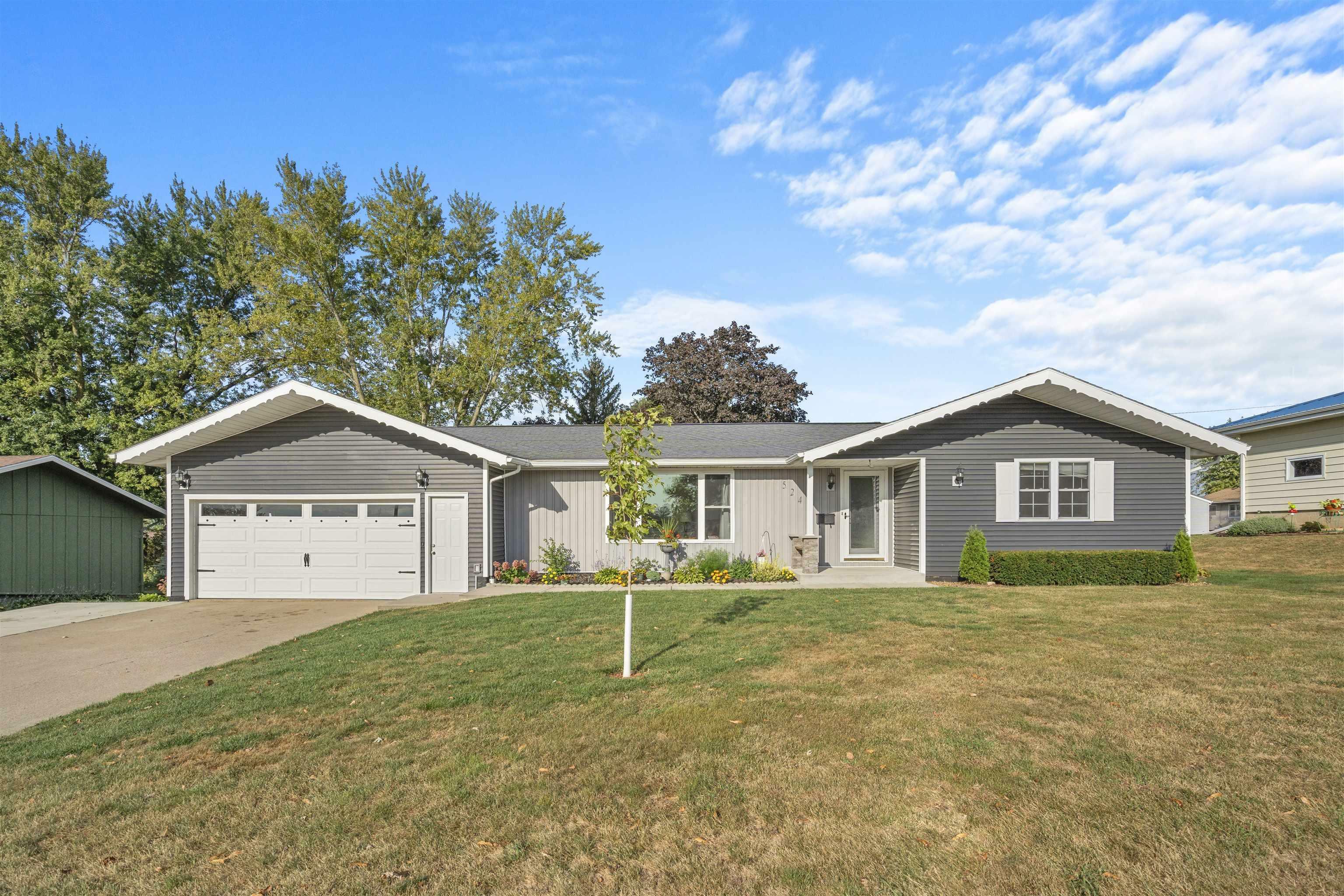 Property Photo:  524 8th Ave NE  IA 50662 