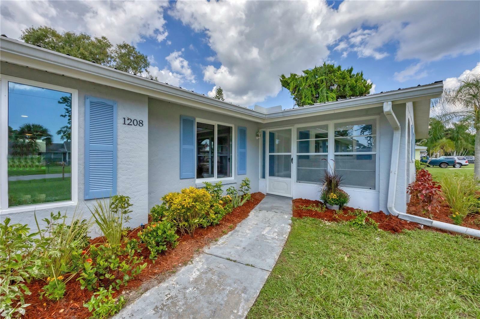 Property Photo:  1208 Laurel Avenue  FL 34285 