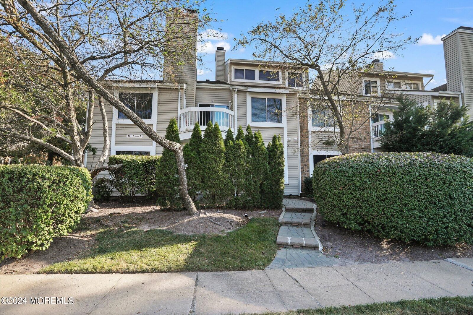 Property Photo:  5 Farnham Square  NJ 08859 