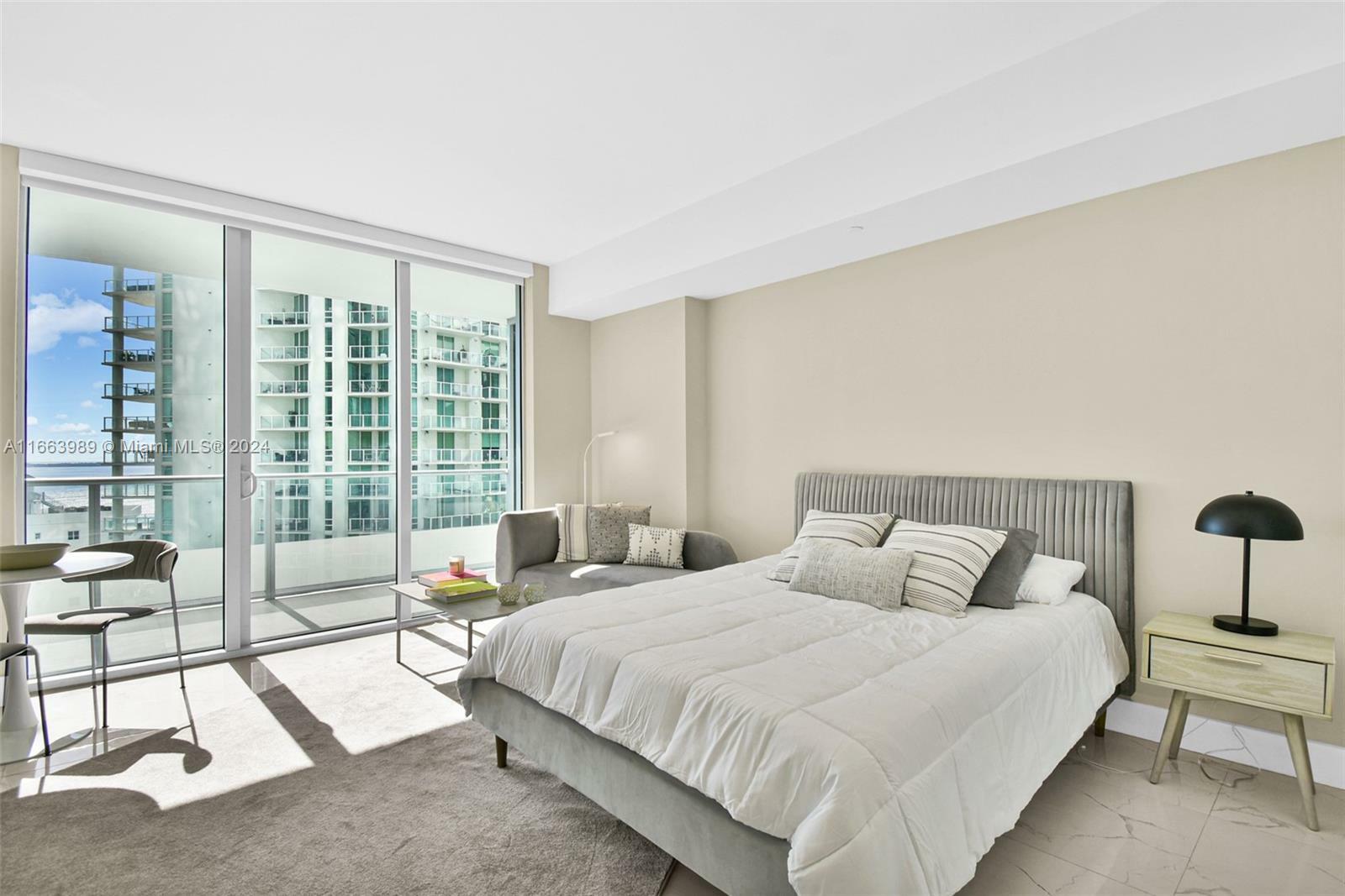 Property Photo:  1300 Brickell Bay Dr 1806  FL 33131 