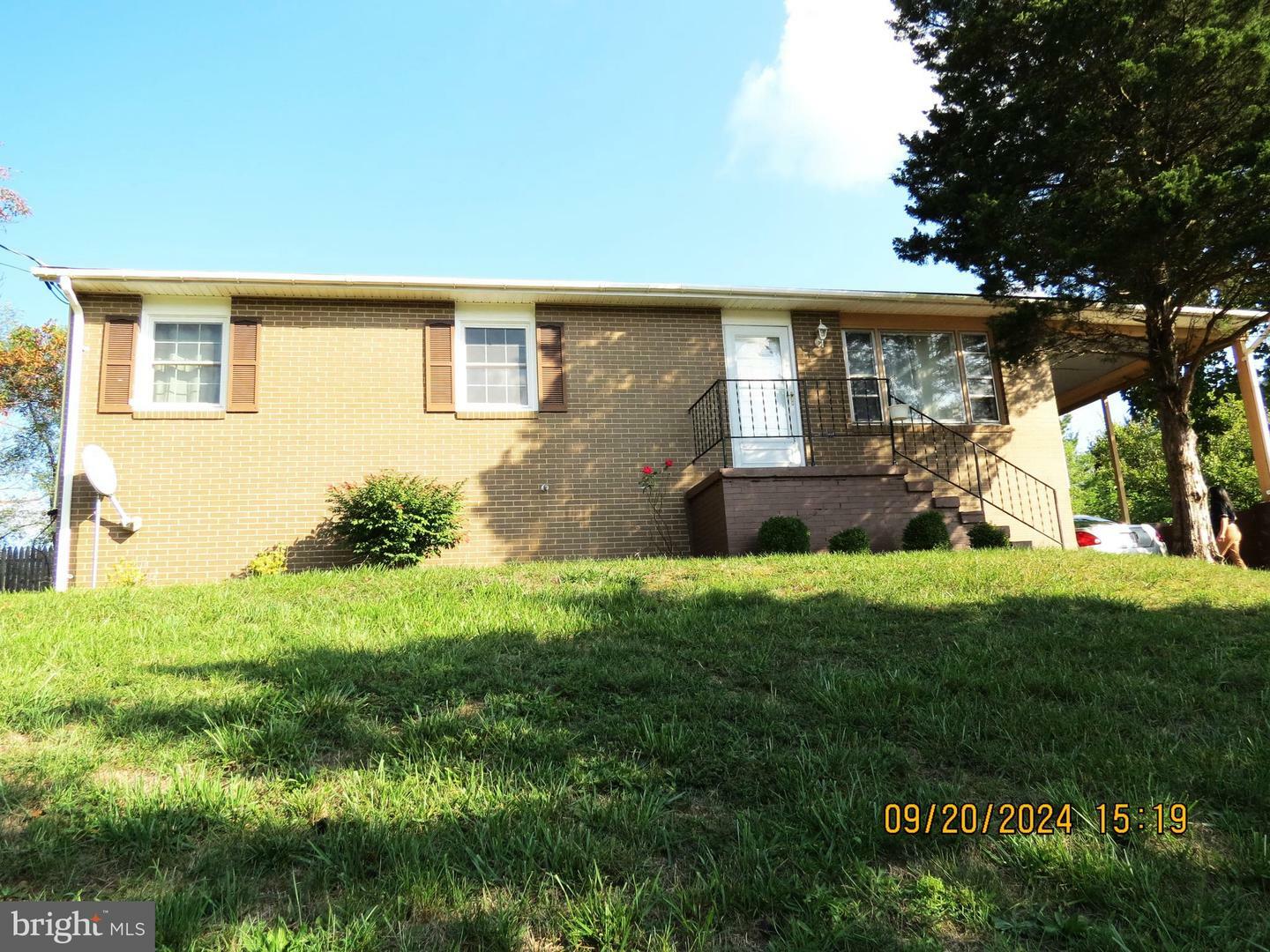 Property Photo:  220 Village Court  VA 22602 