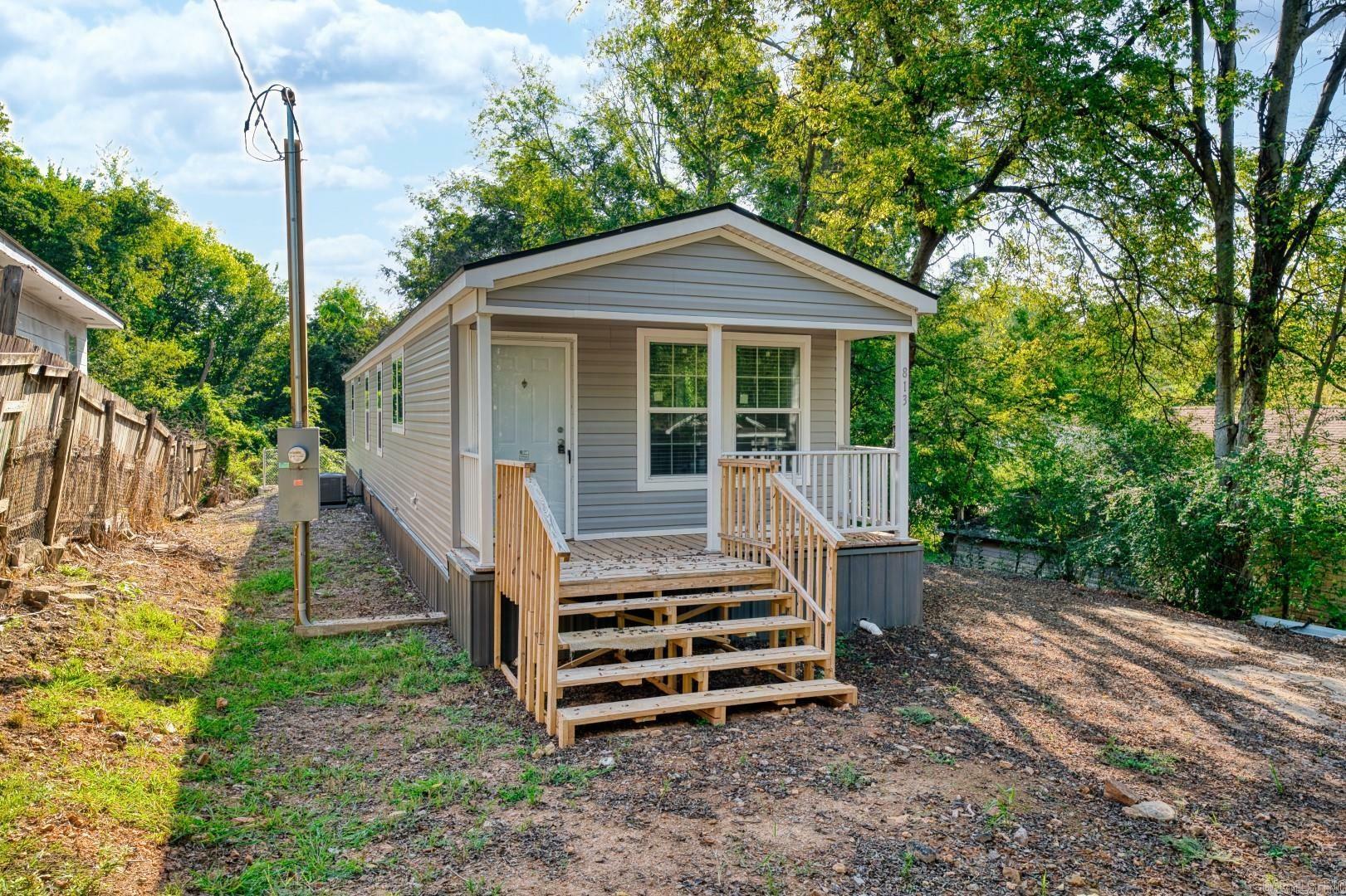 Property Photo:  813 School Street  AR 71913 