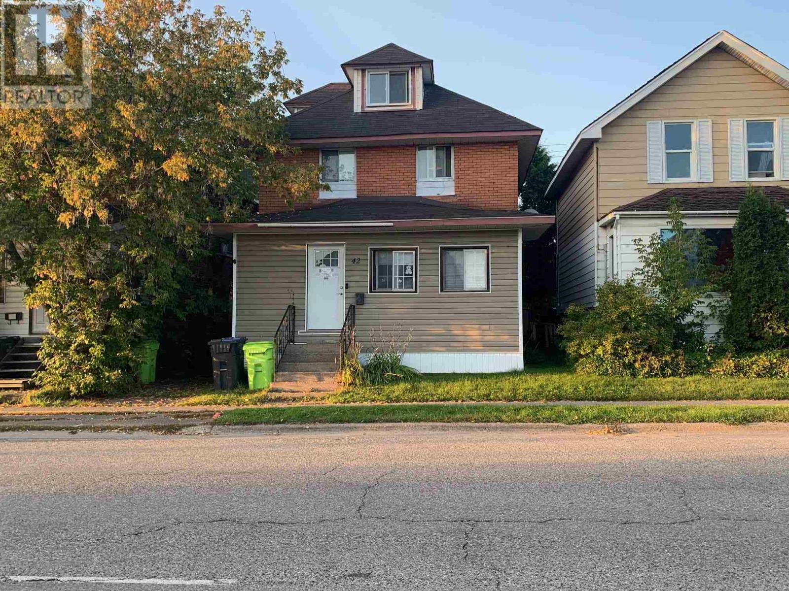 42 Cathcart St  Sault Ste. Marie ON P6A 1C9 photo