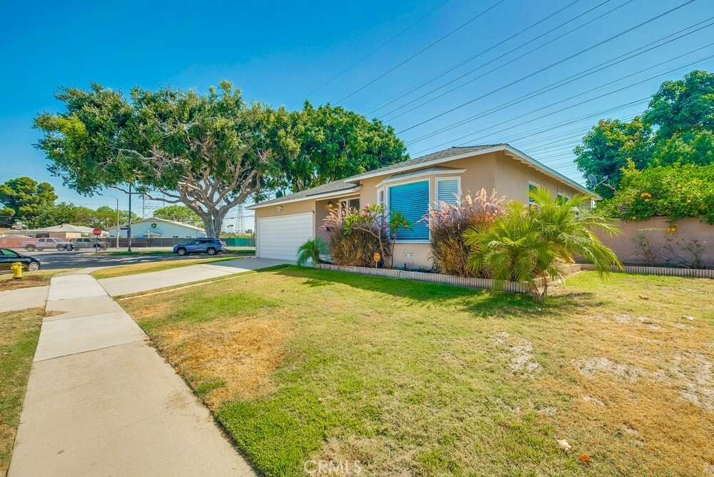 Property Photo:  5638 Ocana Avenue  CA 90713 