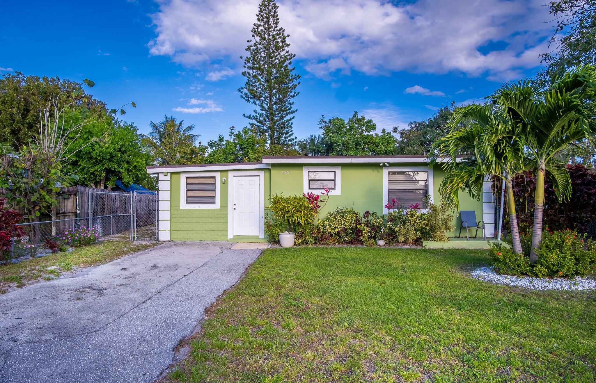 Property Photo:  3148 E Palm Drive  FL 33435 