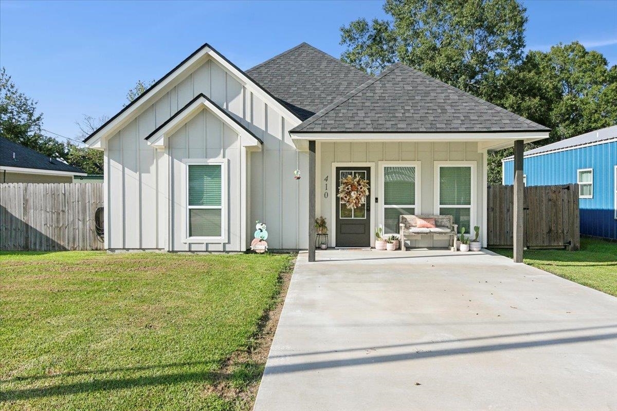 Property Photo:  410 Robinson Rd  TX 77659 