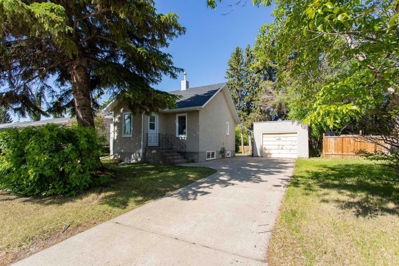 Property Photo:  5040 56A Street  AB T4L 1K8 