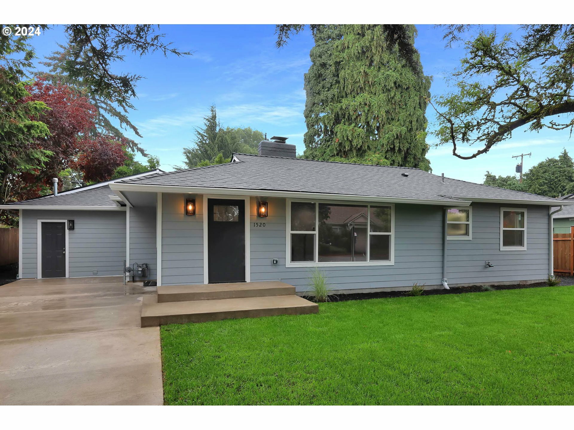 Property Photo: 1520 Maywood Ave OR 97404