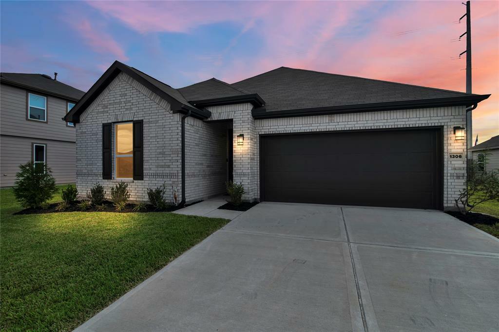 Property Photo:  1306 Green Jay Lane  TX 77568 