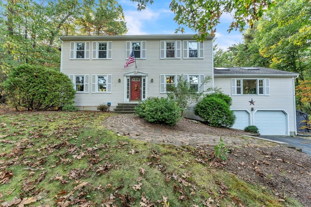 Property Photo:  5 Woodside Cir  MA 01566 