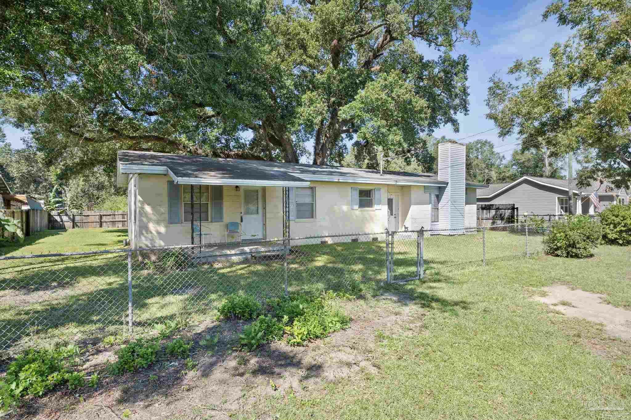 Property Photo:  4211 Willow St  FL 32571 