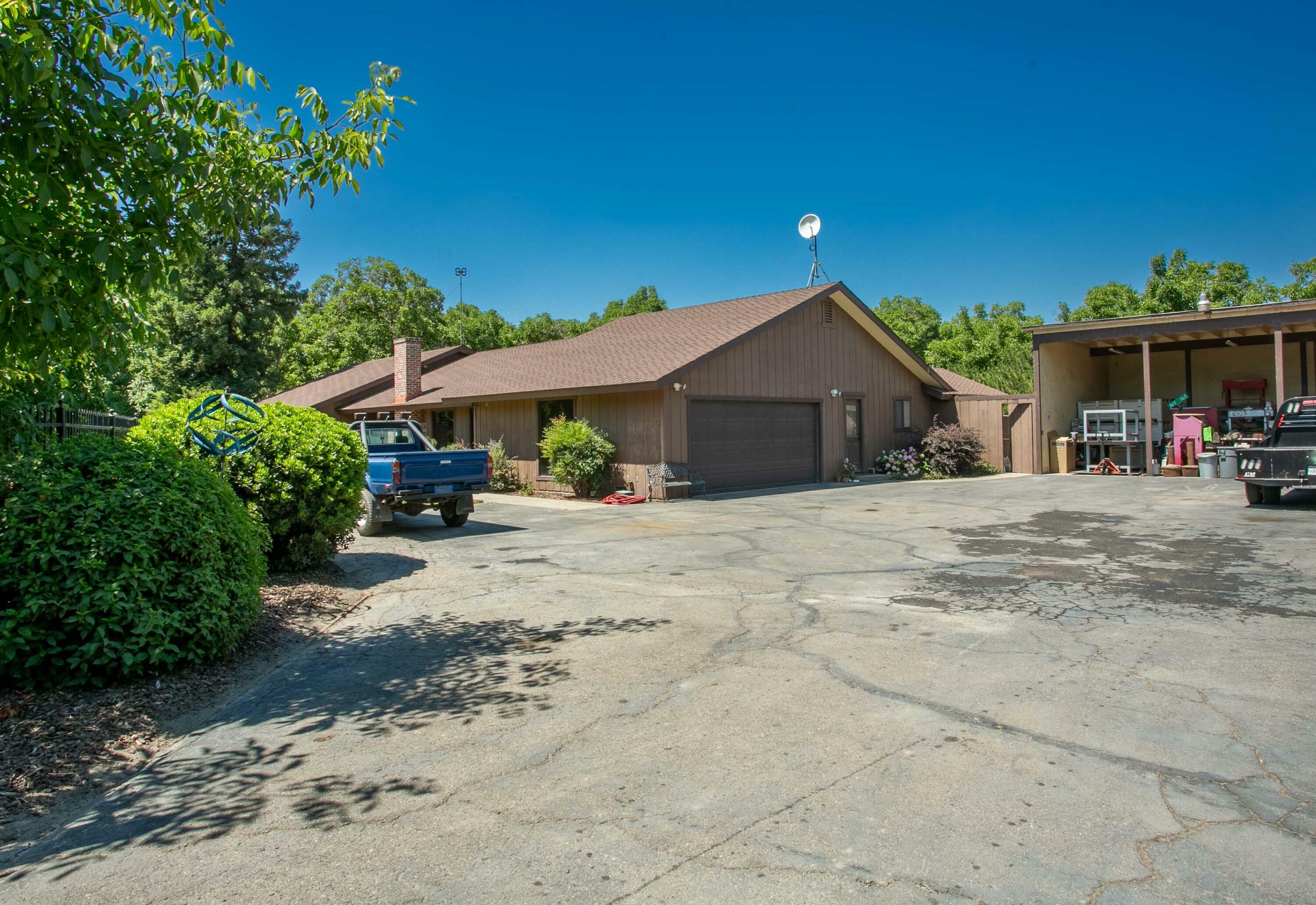 Property Photo:  16637 Rd 180  CA 93257 