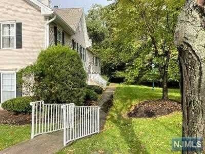 1035 Cumberland Court  Mahwah NJ 07430 photo