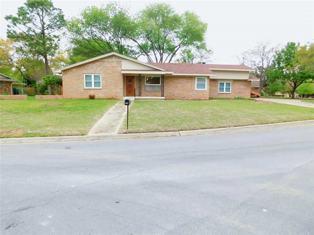Property Photo:  1326 Tulane Drive  TX 76201 