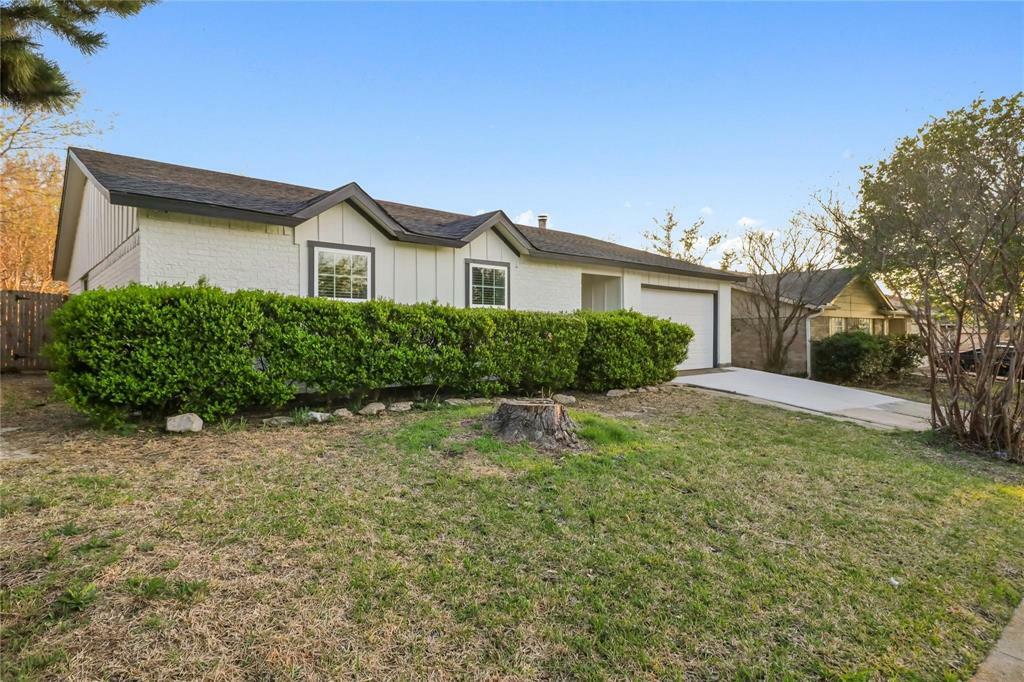 Property Photo:  824 W Embercrest Drive  TX 76017 