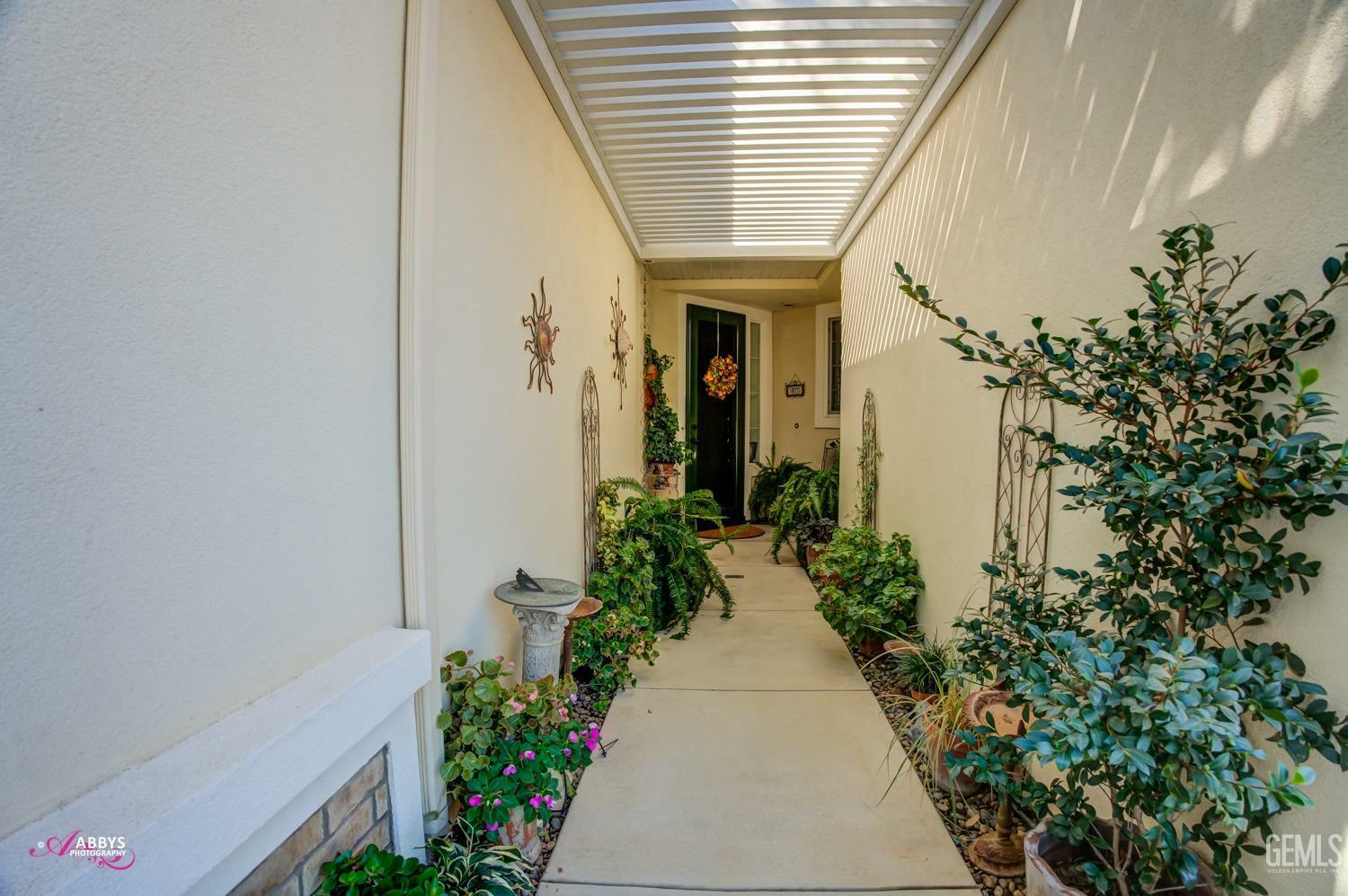 Property Photo:  5706 Park Place Drive  CA 93306 