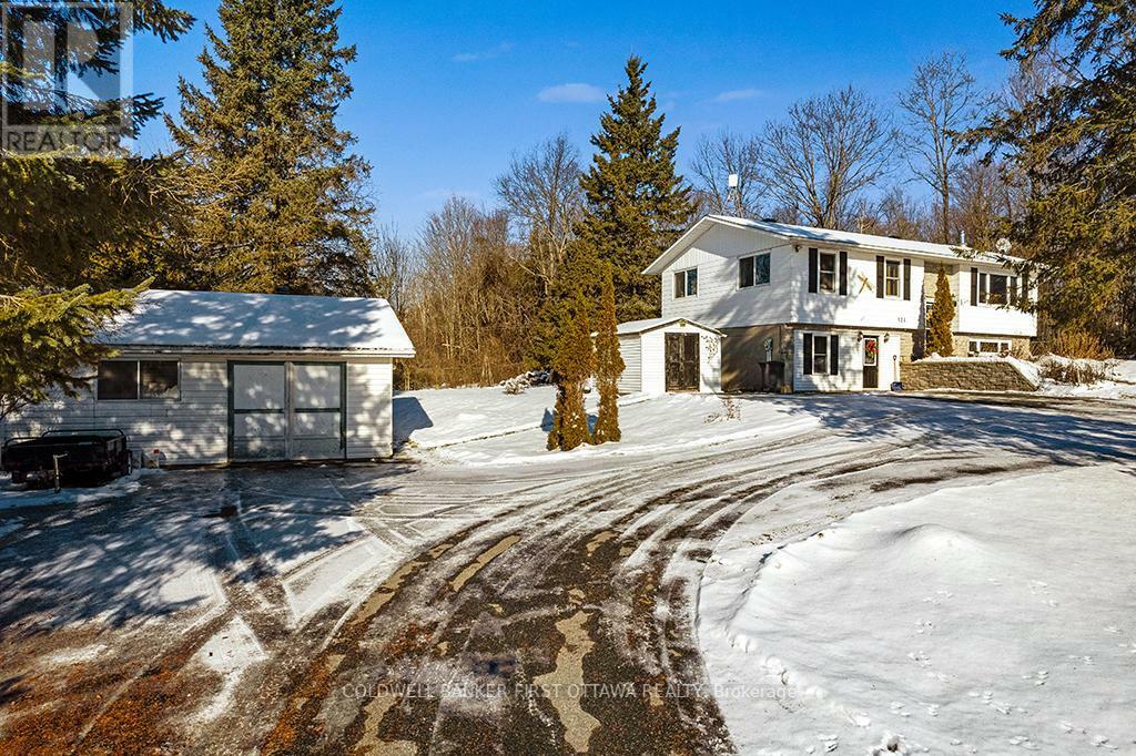 Property Photo:  124 Second Avenue  ON K7C 4K6 