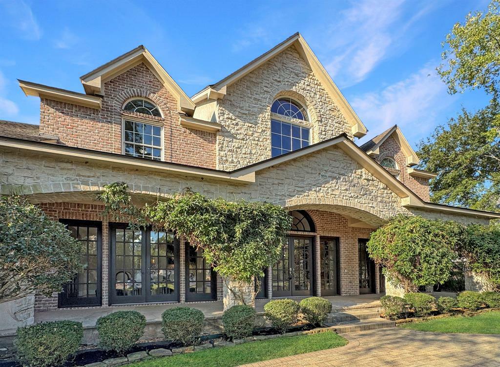 Property Photo: 19 Philbrook Way TX 77382