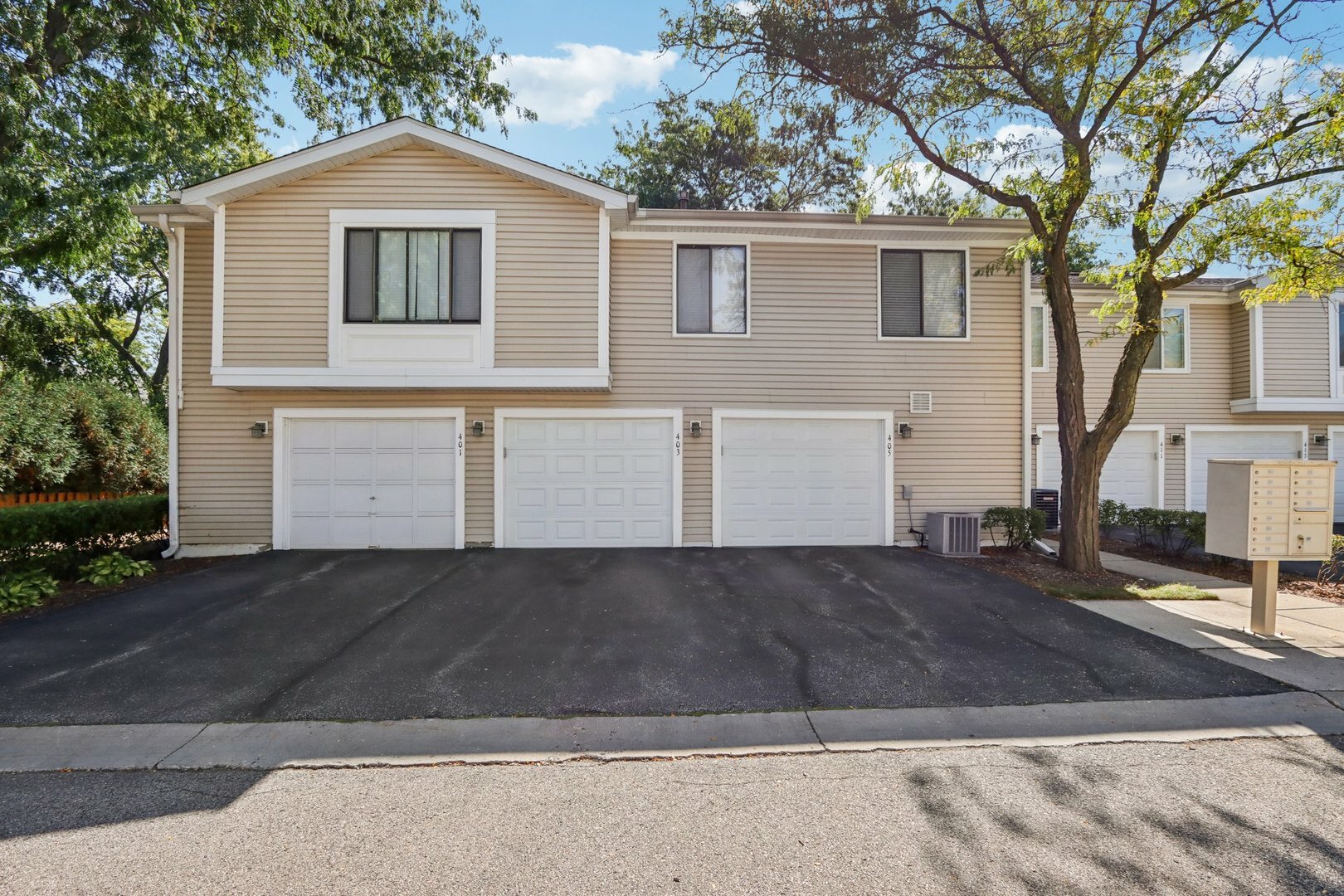 Property Photo:  405 Stevenson Place  IL 60061 