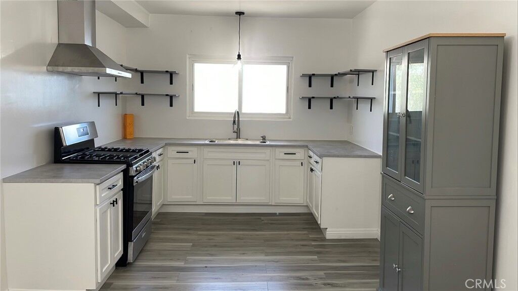 Property Photo:  221 W Buckthorn Street 20  CA 90301 