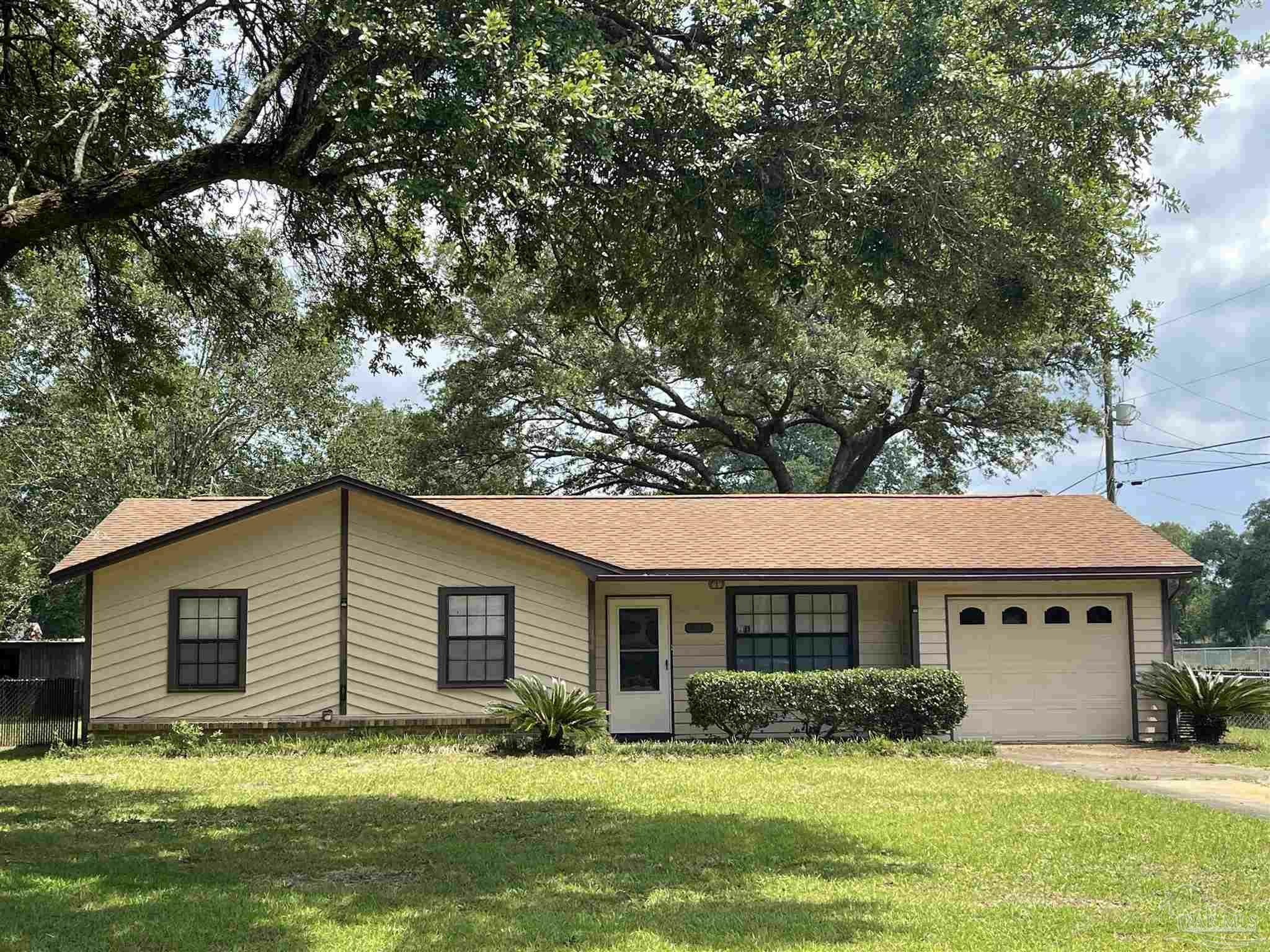 Property Photo: 4358 Millie Ln FL 32571
