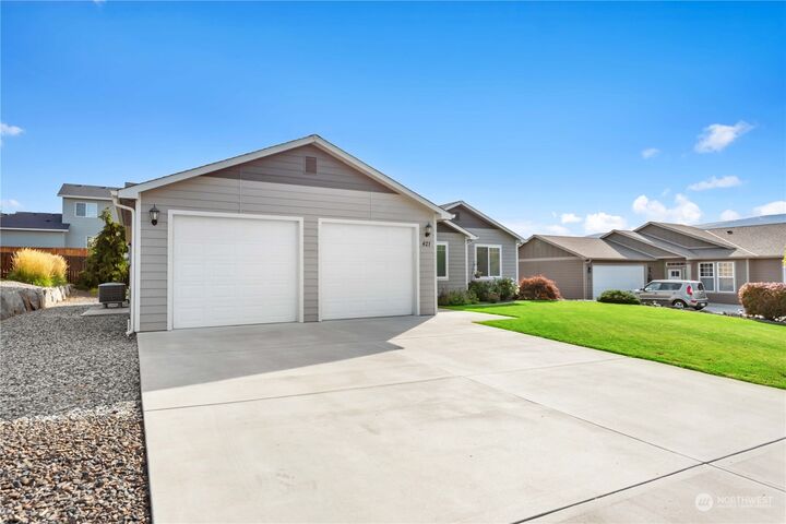 Property Photo: 421 S Jarvis Avenue WA 98802