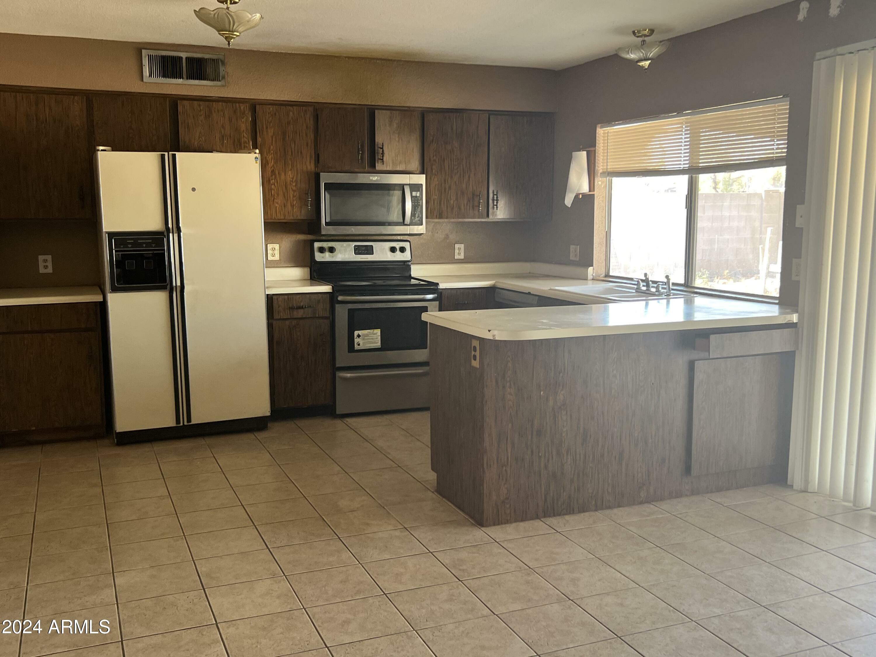 Property Photo:  836 W Watson Drive  AZ 85283 