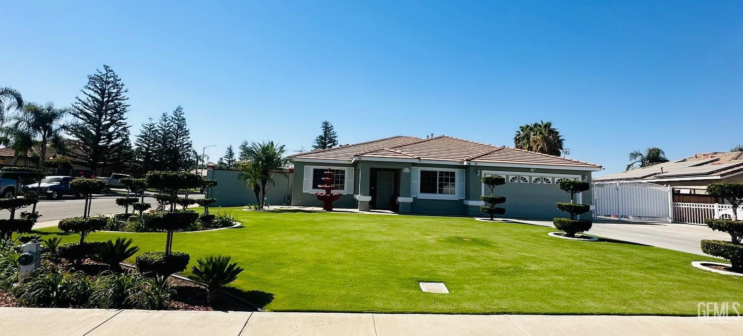 Property Photo: 401 Calle Lechuga CA 93314