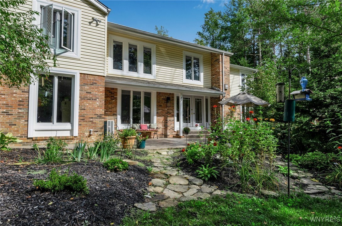 Property Photo:  821 Willardshire Road  NY 14127 