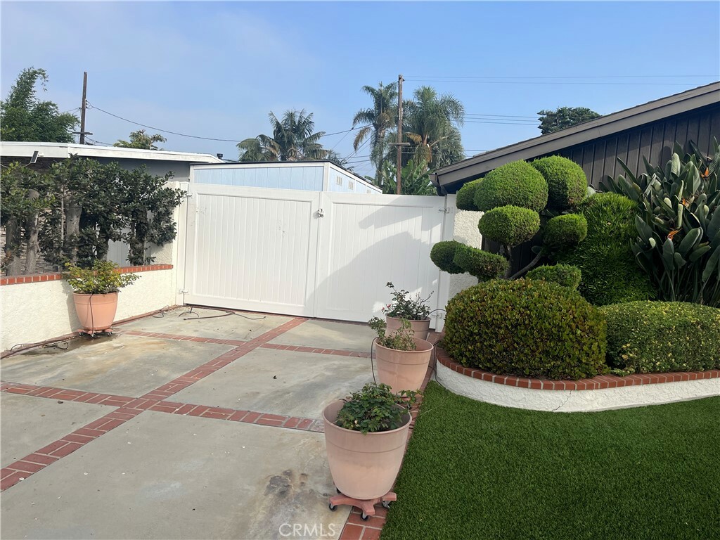 Property Photo:  9085 La Casita Avenue  CA 92708 